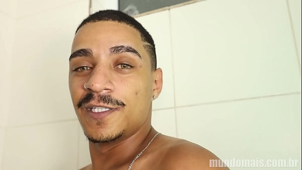 O Banho e a chupada de um  negatildeo dotadatildeo e um branquinho de cuacute rosa