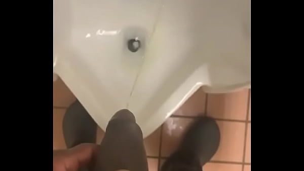 Dando um mijatildeo