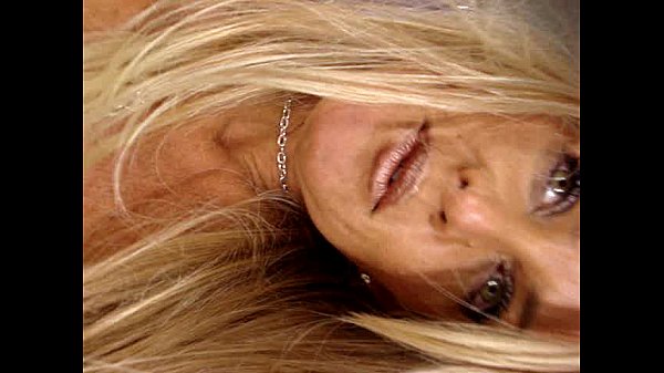 Sexy babe plays with herself in mirror 3MPG