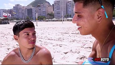 Dando o cu pro vendedor de picoleacute da praia
