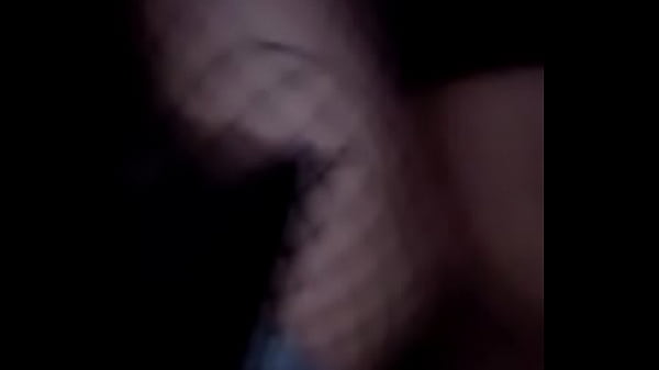Encontrei um negatildeo na praccedila do mirante bem no escuro e jaacute fui dando gostoso para ele