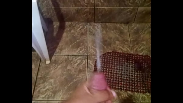 Punheta jorrando leite  big cumshot