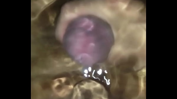 Cumming underwater  gozando na aacutegua