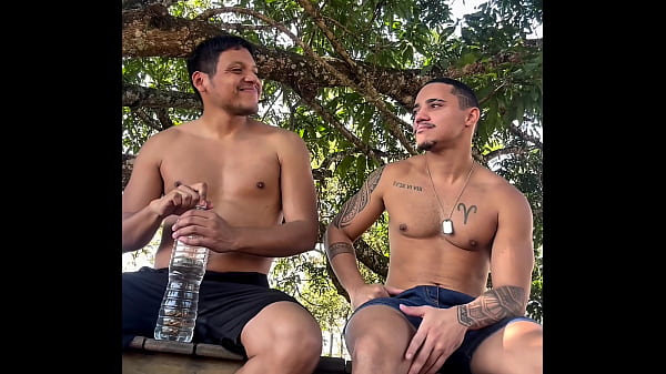 Novinho gostoso procurando pau pra chupar na trilha