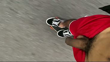 tirou o pauzao pra fora na rua andando de skate