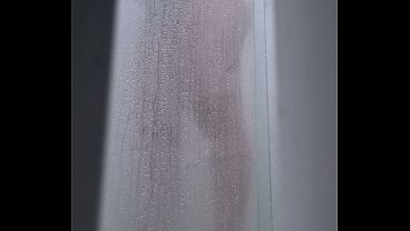Corno filma esposa no banho e enquanto ela se arruma para sair com o amante