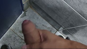 Punheta bem gostosa do corno no banheiro puacuteblico