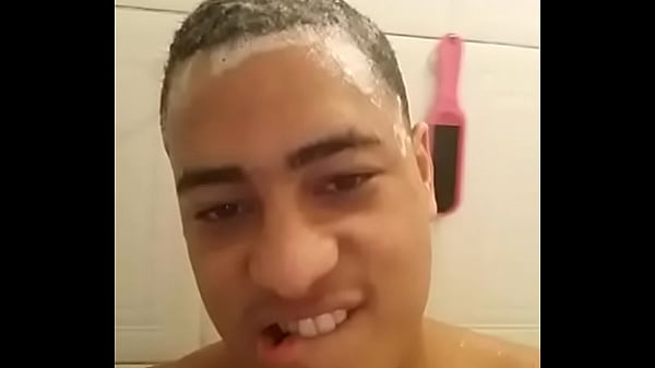 Putatildeo safado seduzindo no banho