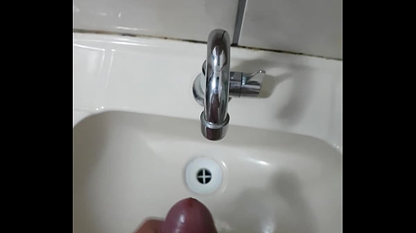 Pitoquinho cabeludinho gozando na pia