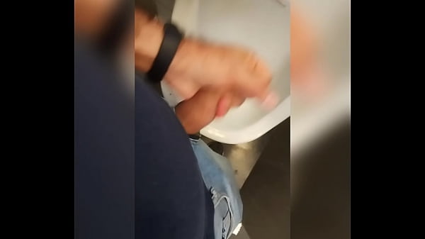 Mijando  nos banheiros puacuteblicos