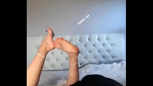 Dominatrix mostrando os pezinhos para os escravos
