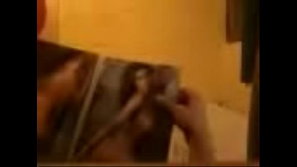 Pasando las paacuteginas de una porno de 2008