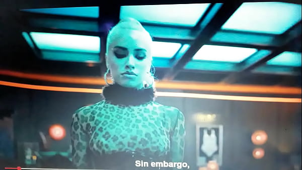 Lali Esposito mostrando lo gatita que es