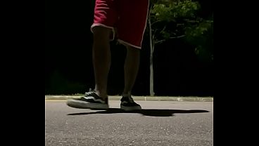 skatista dotado andando de skate