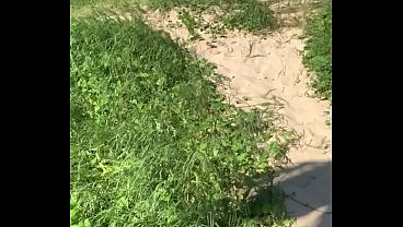 Pau enorme mole sem cueca no short na praia