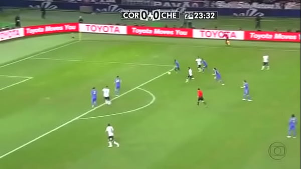 Peruano safadinho metendo a bola por traz do David Luis