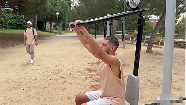 Me cojo a pelo al putito que levanteacute en el parque y le dejo la leche adentro