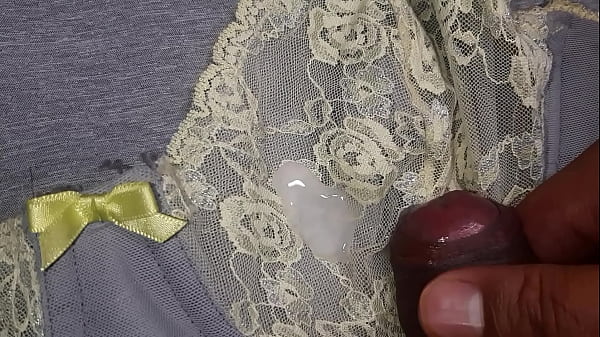 Me mesturbeacute con la lenceriacutea sexy de mi mejor amiga a veces me los presta para venirme sobre su ropa