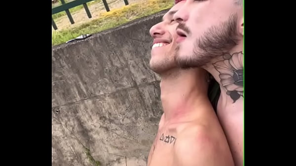 Novinhos fudendo na trilha em puacuteblico enquanto o trem passa