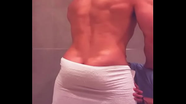 veo a mi amigo llegar del bar y bantildearse y no resisto me meto en la ducha con el