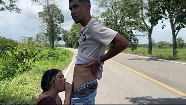 Chupando polla en una carretera puacuteblica casi nos atrapan