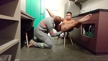Trabalhador fode assiatico no pelo