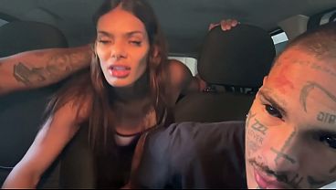 Quem eacute que natildeo gosta de fazer um sexo gostoso no carro ainda mais entre amigos