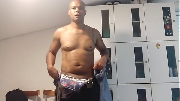Me trocando no vestiaacuterio e passando um creme no corpo