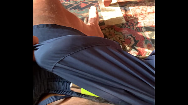 De shorts e pau duro querendo bater um punhetatildeo