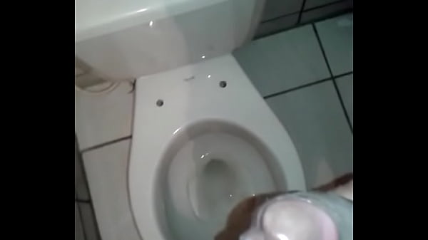 Batendo uma na banheiro