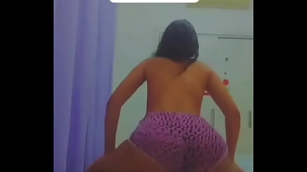 Rebolando na cama sem sutiatilde