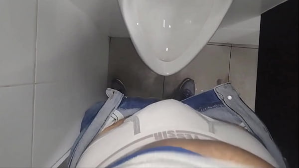 YURI GAUacuteCHO  Cumming in the bathroom at the mall