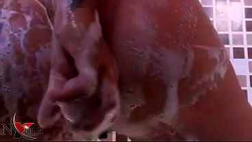 Kelen Emmel Safada se Dedando com Vibrador debaixo do Chuveiro