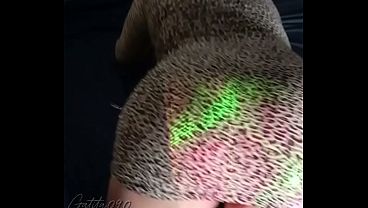 Moviendo las nalgas siendo una putita