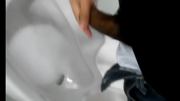filmei escondido um cara mijando no banheiro da faculdade