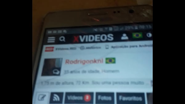 Eu na minha cama me masturbando