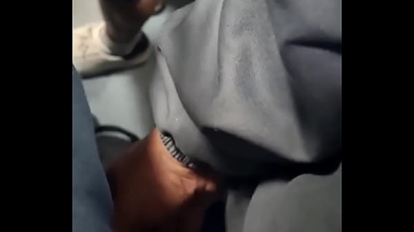 O cara pegando no meu pau no trem