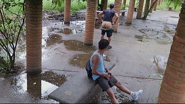 DANDO O CU NO BANCO DA PRACcedilA PRO MALOCA DOTODO