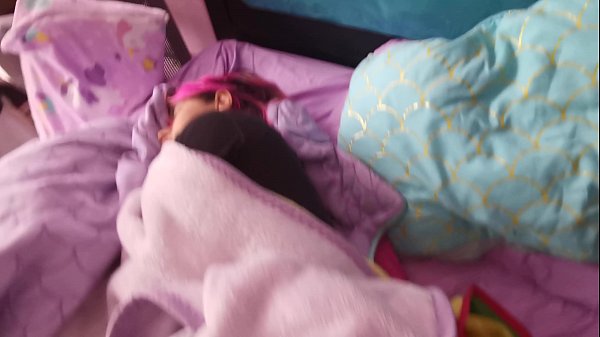 Manoseando a mi roomie culona me la folle parte 1