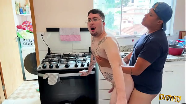 Meu marido chegou do trabalho e jaacute quis me comer na cozinha COMPLETO NO RED