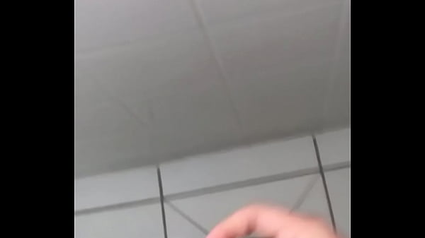 Gozando muita porra na punheta pau branco leite com pressatildeo
