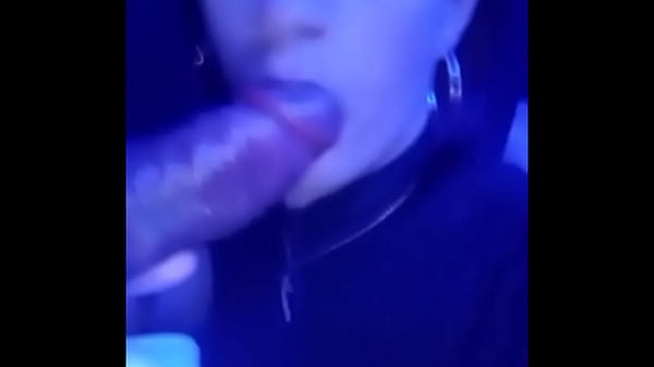 Negatildeo com o pau super grosso arrombou toda a cdzinha Branquinha boqueteira safada