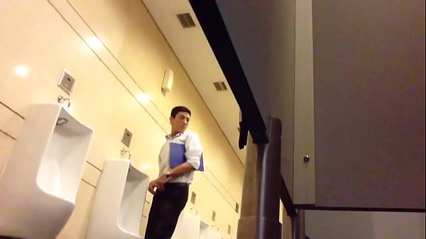 anh vu0103n phograveng su1ee5c cu trong toilet vincomMOV