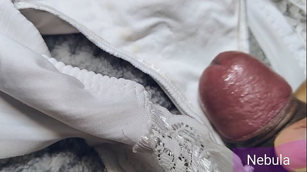 Me masturbeacute y me vine sobre los panties blancos usados de mi amiga enfermera