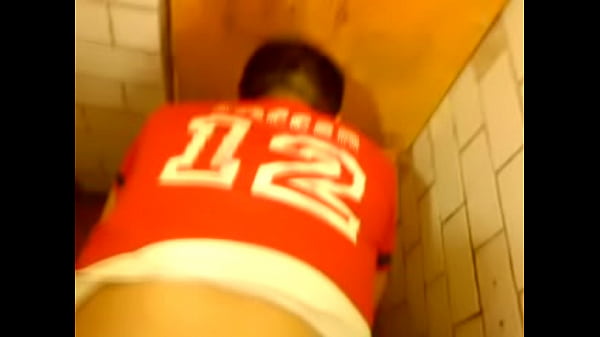 COGIENDOME EN BANtildeO PUacuteBLICO  FUCKING ME IN PUBLIC RESTROOM