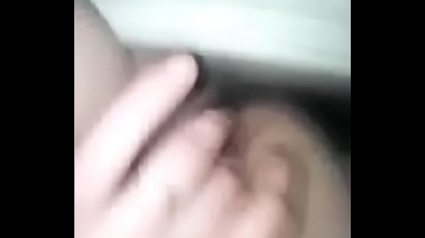 Jovencita jugando con su xoxito antes de ducharse