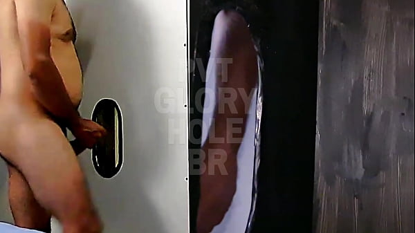 CAMINHONEIRO HETERO DOTADO UNCUT E RABUDO VEIO GOZAR NO GLORYHOLE COMPLETO NO RED