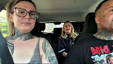 Chamamos uma camareira q estava no ponto de ocircnibus em Satildeo Paulo pra foder no carro com ele em movimento c