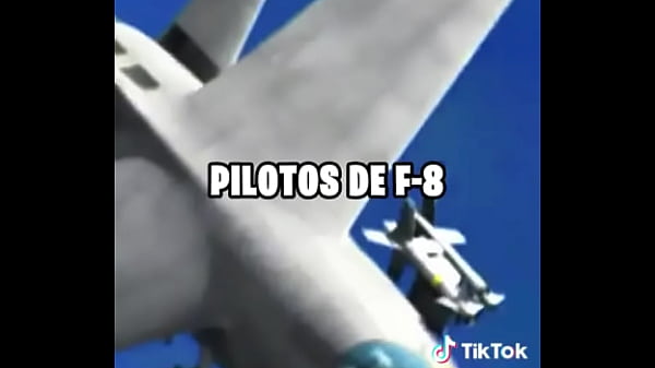 O que acontece se um piloto de aviatildeo se render de uma batalha no ar