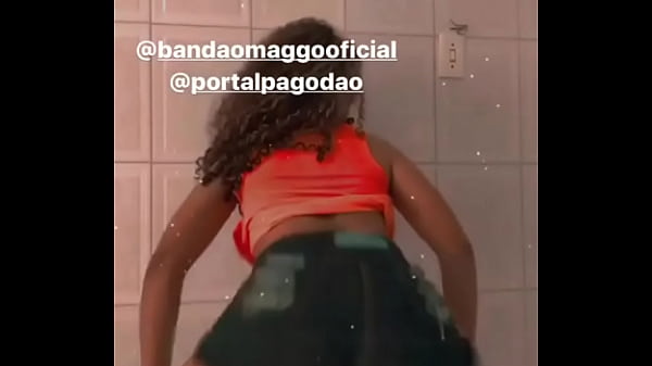 Francilene rebolando de shortinho toda gostosa